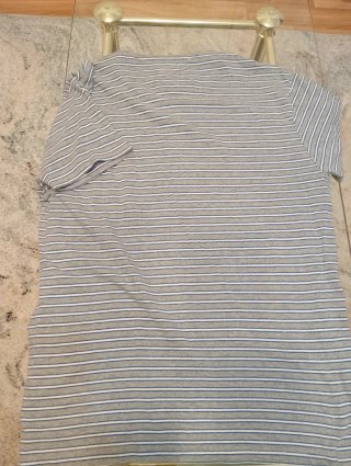 Camiseta INS rayas grises y blancas