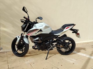 Kawasaki Z400 Naked Blanca y Roja