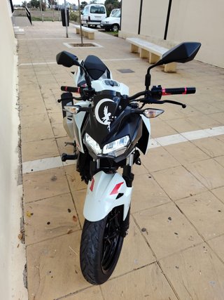 Kawasaki Z400 Naked Blanca y Roja