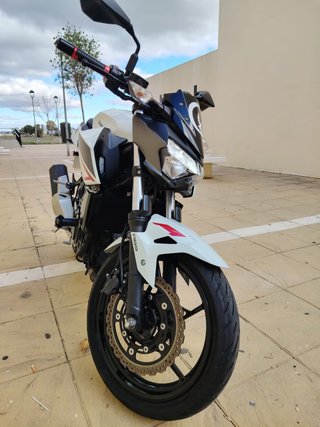 Kawasaki Z400 Naked Blanca y Roja