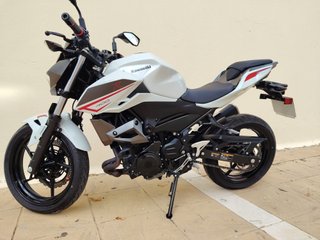 Kawasaki Z400 Naked Blanca y Roja