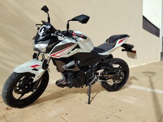 Kawasaki Z400 Naked Blanca y Roja