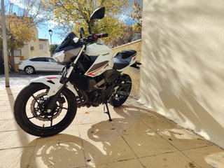 Kawasaki Z400 Naked Blanca y Roja