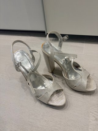 Tacones plateados brillantes