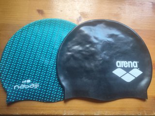 2 Gorros de Natación Nabaiji y Arena
