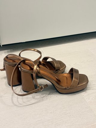 Sandalias de tacón color bronce