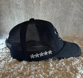 Gorra Negra con Bordado de Estrellas