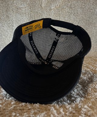 Gorra Negra con Bordado de Estrellas