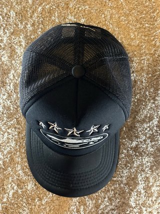 Gorra Negra con Bordado de Estrellas
