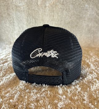 Gorra Negra con Bordado de Estrellas