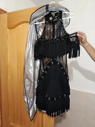 Vestido de fiesta negro con flecos