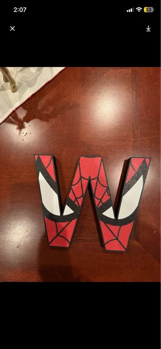 Letra inicial decorativa temática Spiderman