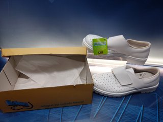Zapatillas zuecos zapato o calzado antiestético y conductor t.43