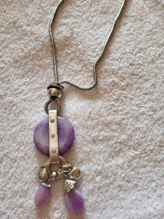 Collar colgante morado y plateado