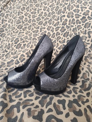 Zapatos de tacón plateados con glitter