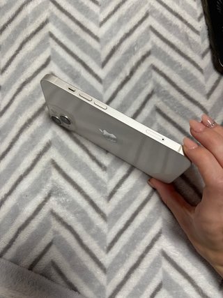 iPhone 14 en blanco