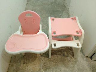 Trona de bebé rosa y blanca