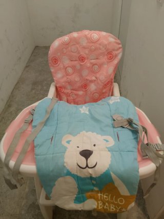 Trona de bebé rosa y blanca