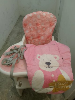 Trona de bebé rosa y blanca