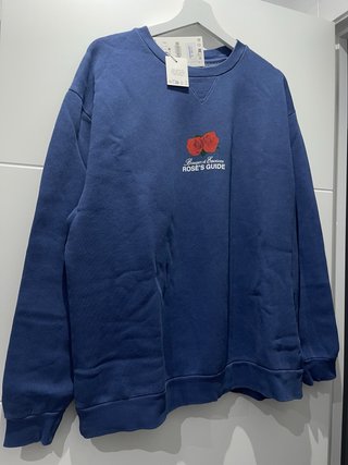 Sudadera Zara azul con estampado de rosas