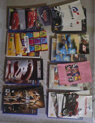 Lote 9 carcasas (PS2) con 3 juegos.