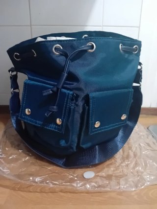 Bolso de señora azul asa corta