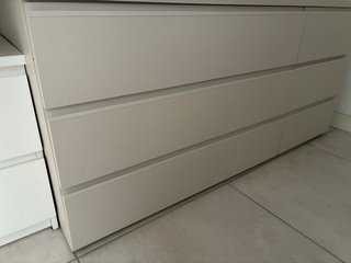 Cassettiera beige e bianca