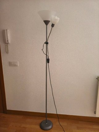 Lámpara de pie gris y blanca