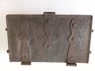 Antigua caja de hierro forjado