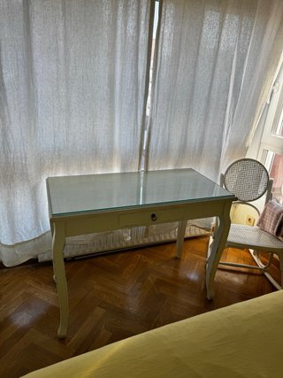 Escritorio blanco con tapa de cristal