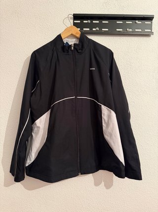 Chaqueta deportiva Reebok negra y blanca