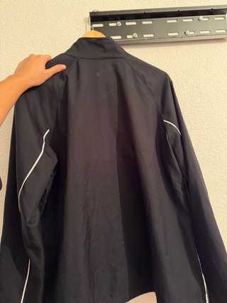 Chaqueta deportiva Reebok negra y blanca