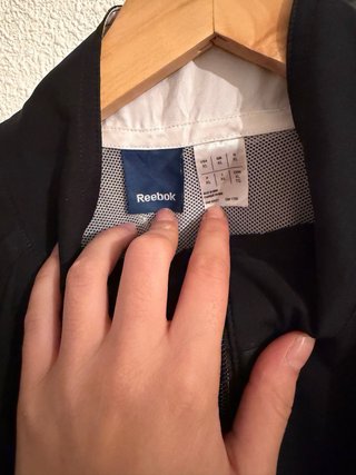 Chaqueta deportiva Reebok negra y blanca