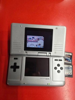 Nintendo DS Plateada + 2 Juegos Pokémon