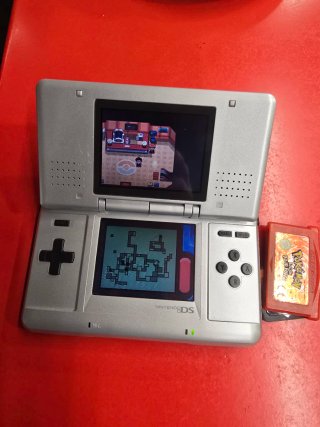 Nintendo DS Plateada + 2 Juegos Pokémon