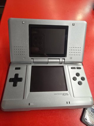Nintendo DS Plateada + 2 Juegos Pokémon