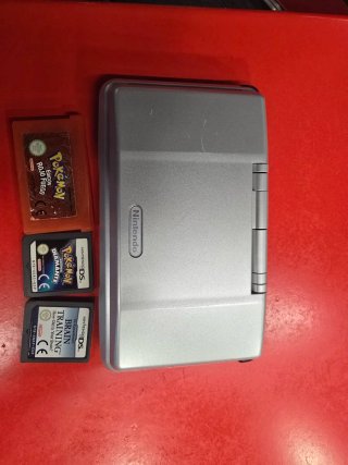 Nintendo DS Plateada + 2 Juegos Pokémon