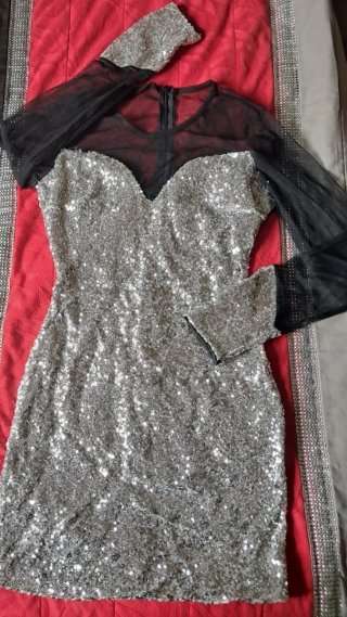 Vestido de fiesta con flecos y pedrería