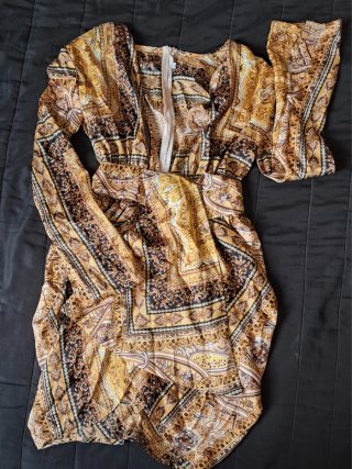 Vestido de fiesta con flecos y pedrería