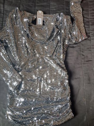 Vestido de fiesta con flecos y pedrería