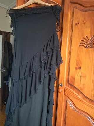 Vestido de fiesta con flecos y pedrería
