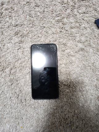 Telefono Huawei con schermo rotto