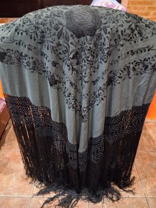 Antiguo mantón de manila D seda bordado a mano.
