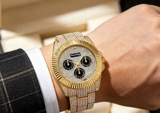 Reloj Mantlieg Dorado con Pedrería