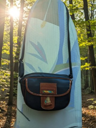 Bolso de cuero azul marino y marrón