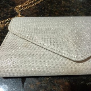 Bolso de fiesta blanco y dorado