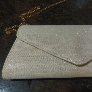 Bolso de fiesta blanco y dorado