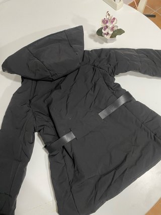 Chaqueta Acolchada Negra con Capucha y Cinturón