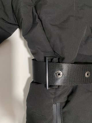 Chaqueta Acolchada Negra con Capucha y Cinturón