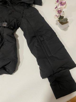 Chaqueta Acolchada Negra con Capucha y Cinturón